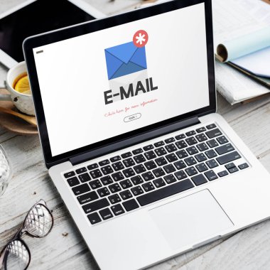 ekranda metin olan dizüstü bilgisayar