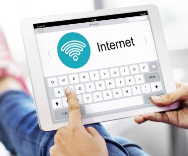 Dijital tablet kullanan kişi