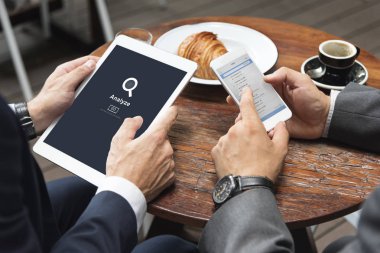 dijital cihazlar kullanarak iş adamları,