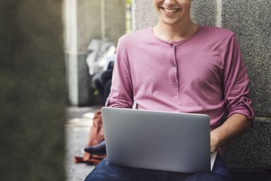 Tarama dizüstü genç adam