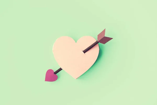 Romantické srdce s šipkou. — Stock fotografie