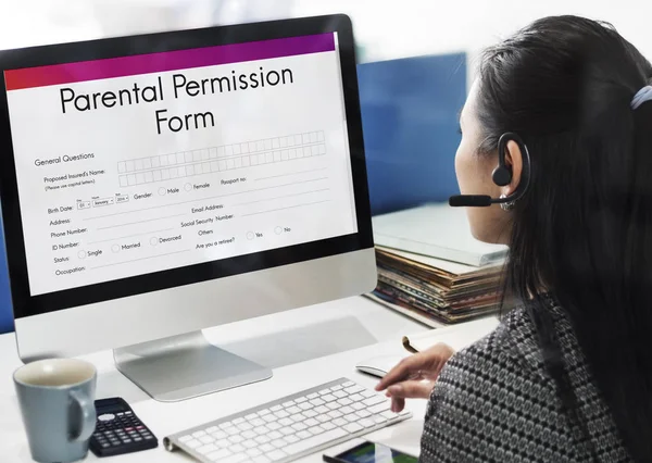 Businesswoman working on computer — Stock Photo, Image