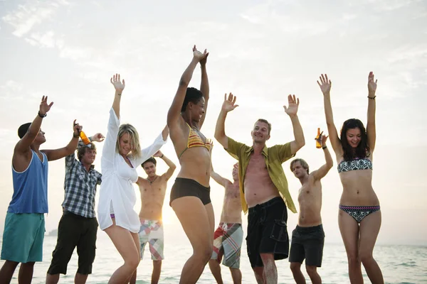 Emberek élvez beach party — Stock Fotó