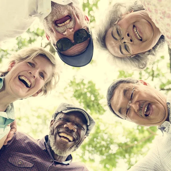 Gli amici anziani si divertono al parco — Foto Stock