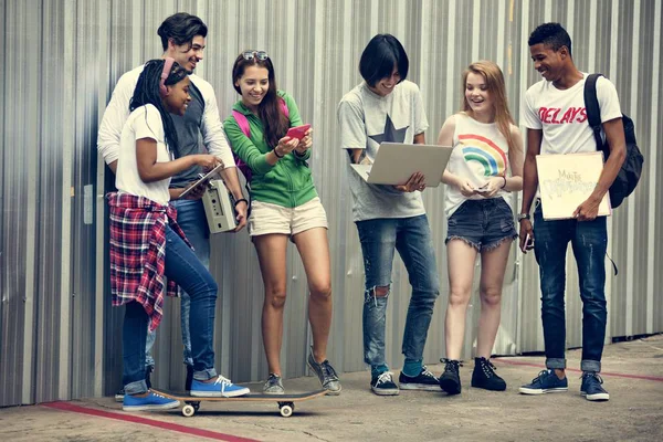 Diversos adolescentes se divertem — Fotografia de Stock
