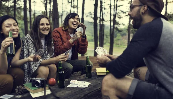 Amigos jogando cartas em Camping — Fotografia de Stock