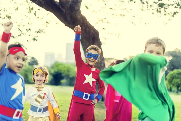 Superhrdinové veselé děti bavit — Stock fotografie