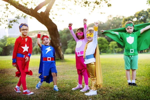 Superhelden fröhliche Kinder haben Spaß — Stockfoto