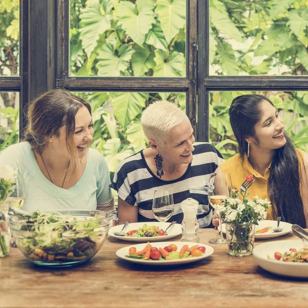 Donne che cenano — Foto Stock