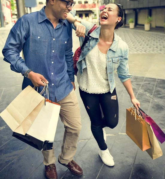 Alegre casal compras — Fotografia de Stock