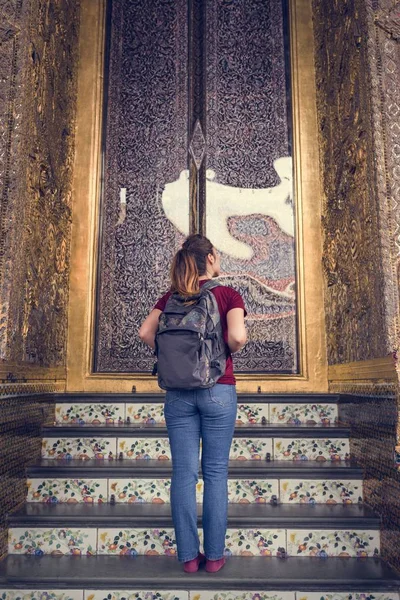 Kvinna resenär i Thailand-templet — Stockfoto