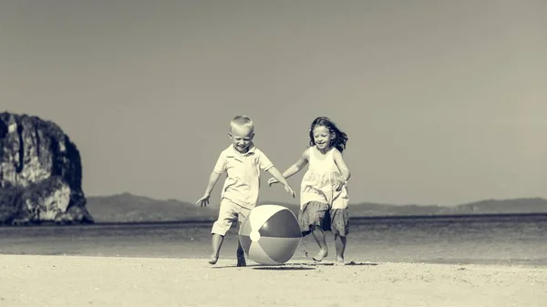 Enfants jouant avec la balle sur la plage — Photo