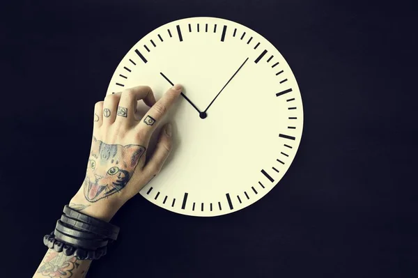 Kéz a tetoválás, óra — Stock Fotó