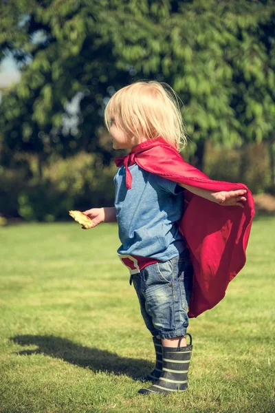 Malý chlapec v kostýmu superhrdiny — Stock fotografie