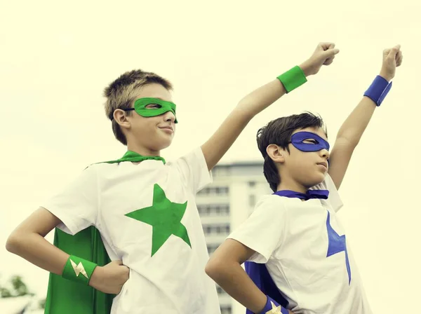 Crianças em fantasias super-heróis — Fotografia de Stock