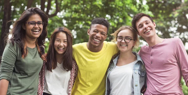 Diversity-Gruppe junger Menschen — Stockfoto