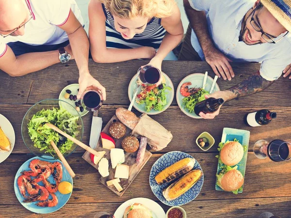 Grupp av personer på fest — Stockfoto