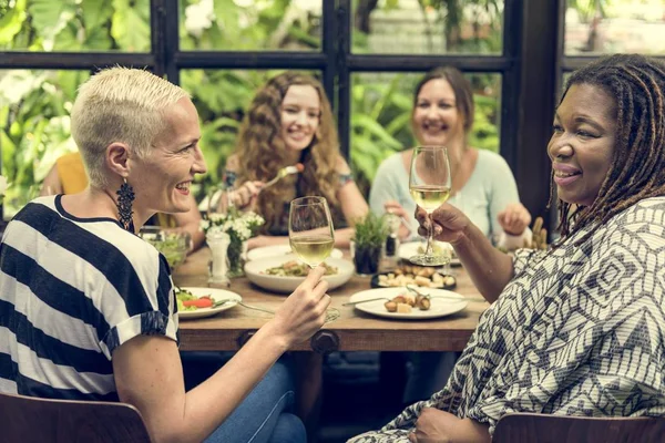 Donne che cenano — Foto Stock