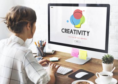 Bilgisayarda Çalışan Kadın 