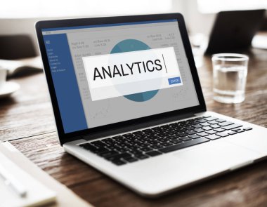 bardak su ile çalışma alanı tablo üstünde laptop