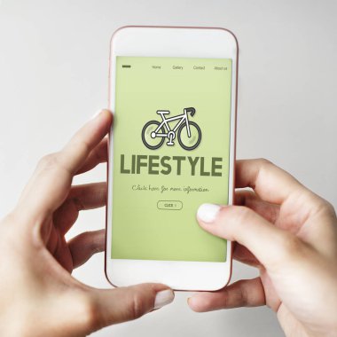 Akıllı telefon kullanan adam 