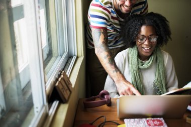 Kadın ve dizüstü bilgisayar kullanan adam