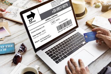 dizüstü bilgisayar kullanan adam