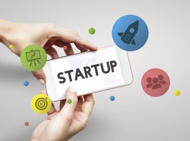 Cep telefonu ellerinde.