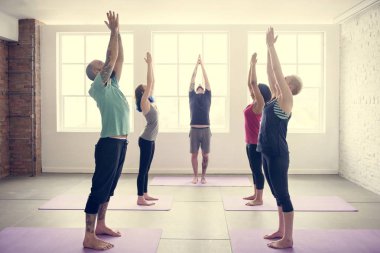 insanlar Yoga pratik yapıyor