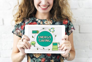 Dijital tablet tutan kadın