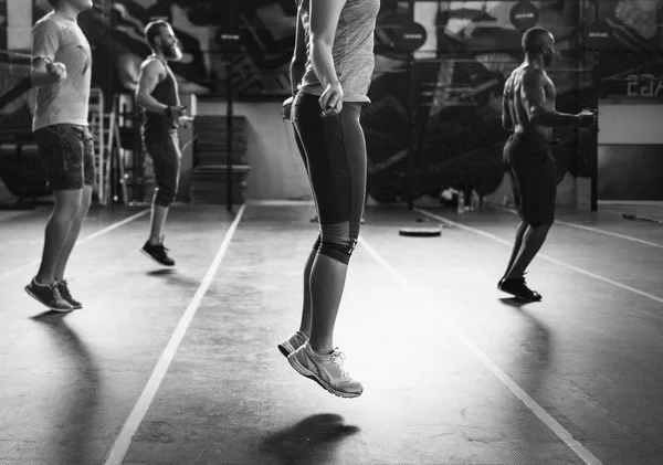 Personer som tränar på gym — Stockfoto