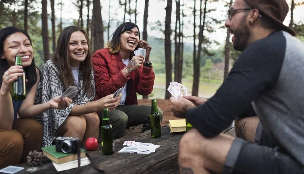 Freunde beim Kartenspielen im Zelten — Stockfoto