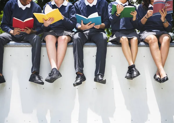 다양 한 학생 들 학교 유니폼 — 스톡 사진