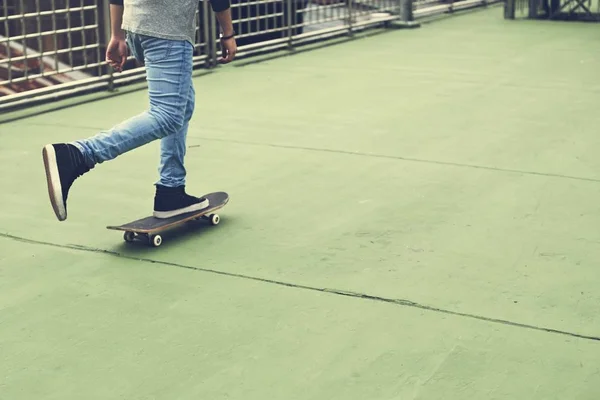 Казуальный парень на скейтборде — стоковое фото