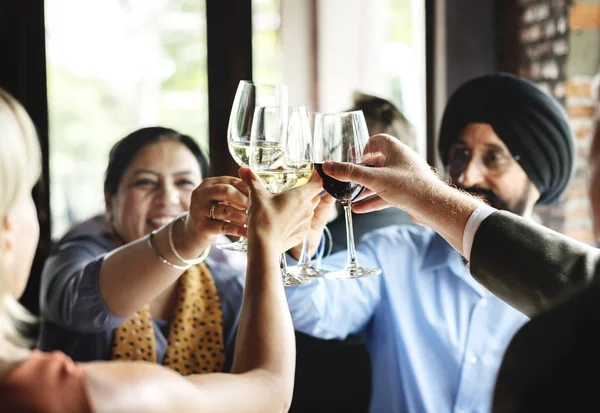 Az emberek étkezési és alkoholfogyasztás — Stock Fotó