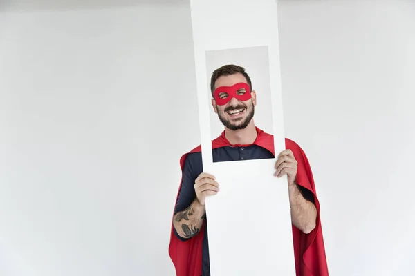 Homem vestindo máscara de super-herói — Fotografia de Stock