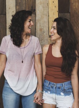 Lezbiyen çift birlikte vakit geçiriyor.