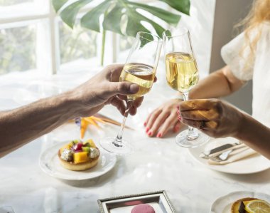 Şampanya içen çift