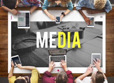 Dijital aygıtlar kullanan insanlar