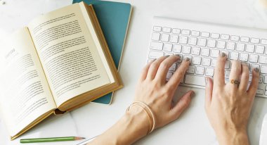 Bilgisayarda Çalışan Kadın