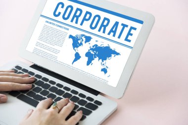 Dizüstü bilgisayarda çalışan kadın