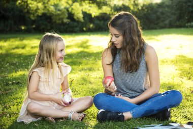 Pikniğe konuşurken kız kardeşi 