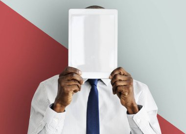 işadamı holding tablet arkasında yüz