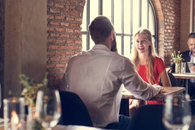 Romantik randevusu olan çift. 