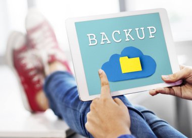 Dijital tablo kullanan kişi