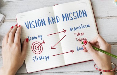 Günlüğe notlar yazan kadın