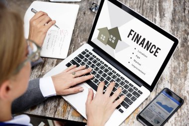 Dizüstü bilgisayar kullanan iş adamları