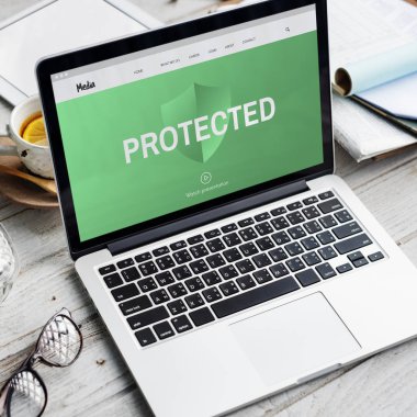 ekranda metin olan dizüstü bilgisayar