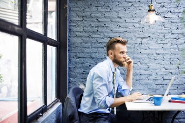 yakışıklı iş adamı kullanarak dizüstü bilgisayar