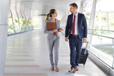 iş adamları iş tartışıyor